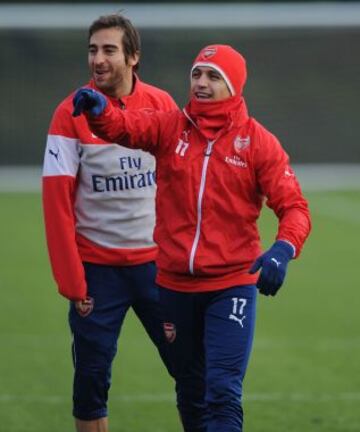 Alexis Sánchez en pleno entrenamiento con Mathieu Flamini.