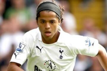 De 2008 a 2012 el mexicano perteneció al Tottenham de Inglaterra, aunque fue prestado en más de una ocasión.