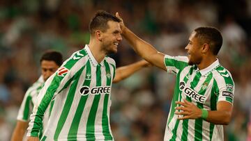 SEVILLA, 29/09/2024.- El centrocampista del Betis Giovani Lo Celso (i) celebra con Vitor Roque tras marcar ante el Espanyol, durante el partido de LaLiga en Primera División que Real Betis y RCD Espanyol disputan este domingo en el estadio Benito Villamarín, en Sevilla. EFE/Julio Muñoz