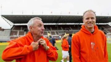 Johan Cruyff, exjugador y exentrenador del Ajax y del Bar&ccedil;a, junto a Dennis Bergkamp.