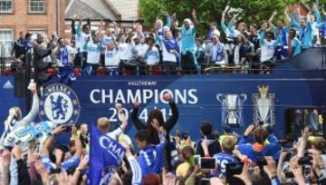 Football - Chelsea - Barclays Premier League Winners Parade - Chelsea & Kensington, London - 25/5/15
Chelsea players and fans during the parade
Action Images via Reuters / Alan Walter
Livepic