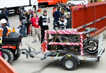 La moto de Bradley Smith tras su caída.