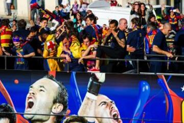 Dani Alves lanza besos desde el autobús.