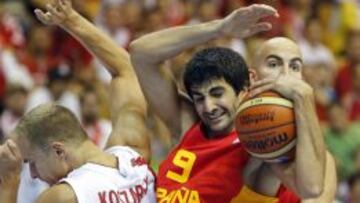 Ricky Rubio pelea un balón con Koszarek.