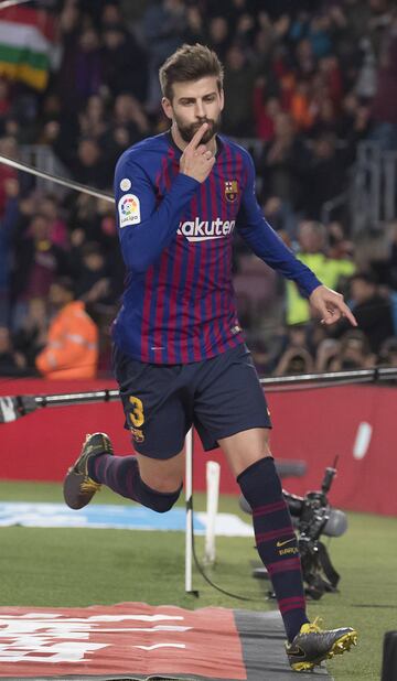 El jugador del Barcelona Piqué celebra el 1-1 al Rayo Vallecano. 
