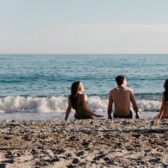 El pueblo del país vecino que está haciendo una petición a los turistas en sus playas: “Se trata de un comportamiento indecente”