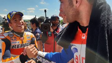 Márquez y Petrucci saludándose tras la clasificación de Alemania de MotoGP.