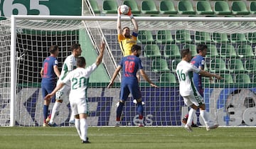 Oblak atrapa el balón. 