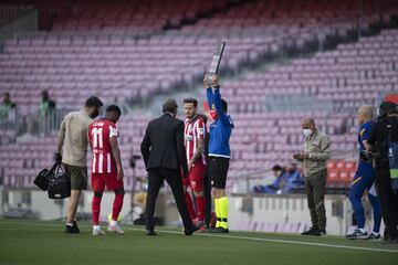 CAMBIO EN EL ATLÉTICO. Se va lesionado Lemar y entra Saúl.