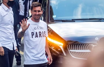 Messi con la camiseta de 'Ici c'est Paris' con la que bajó del avión.