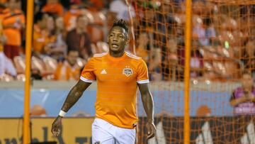 El delantero catracho, quien lleva dos meses sin jugar o ser tomado en cuenta por el equipo de la MLS, decidió dar un paso al costado este domingo.