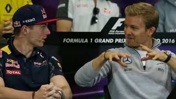 Mercedes AMG Petronas F1 Team&#039;s German driver Nico Rosberg (R) speaks with Infiniti Red Bull racing&#039;s Belgian-Dutch driver Max Verstappen during a press conference at the Monaco street circuit in Monte-Carlo on May 25, 2016, four days ahead of the Monaco Formula One Grand Prix. / AFP PHOTO / Jean-Christophe MAGNENET