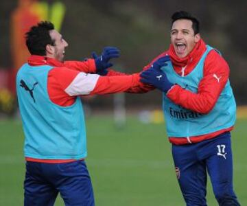 Alexis Sánchez y Santi Cazorla se divierten en el entrenamiento del Arsenal.