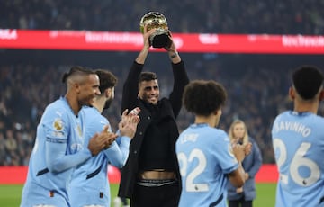 El mediocampista español, Rodri, ganador del Balón de Oro, lo presumió en casa, con sus compañeros y ante su gente. 