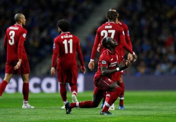 0-1. Sadio Mané celebró el primer gol.