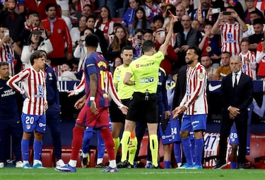 Nico González vio la segunda amarilla y terminó expulsado en el 45+2 tras derribar a Lamine Yamal en el lateral del área, dejando al Atlético con diez antes del descanso.
