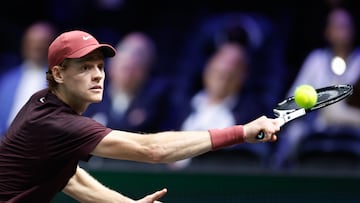 NANTERRE (France), 31/10/2025.- Jannik Sinner of Italy in action during his quarter-finals match against Ben Shelton of USA at the ATP Paris Masters tennis tournament in Nanterre, outside Paris, France, 31 October 2025. (Tenis, Francia, Italia) EFE/EPA/Mohammed Badra