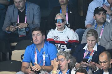 Lady Gaga observa las carreras de natación en La Defense Arena en Nanterre, al oeste de París.