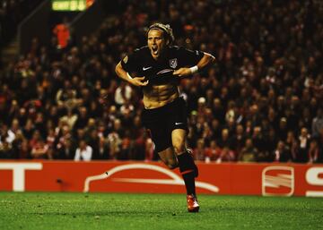 El 29 de abril de 2010 el Atlético jugó ante el Liverpool el partido de semifinales vuelta de Europa League. En la ida, en un Calderón lleno, el equipo madrileño se impuso por 1-0, con gol de Forlán. El Atlético, entrenado por Quique Sánchez Flores, pasó a la final sufriendo lo indecible en el mítico Anfield. Aquilani adelantó al Liverpool en el minuto 43 y el partido se fue a la prórroga. El equipo inglés hizo el 2-0 por mediación de Benayoun en el minuto 95 y Forlán, en el minuto 102, hizo el 2-1 definitivo. La imagen de Forlán quitándose la camiseta celebrando el gol es historia del Atlético. Los rojiblancos formaron con De Gea; Valera, Domínguez, Perea, Antonio López; Reyes, Assunçao (Jurado, 99’), Raúl García, Simao; Forlán (Camacho, 117’) y Agüero (Salvio, 121’). El Atlético ganó la Europa League al imponerse en Hamburgo al Fulham por 2-1. Fue el inicio de una etapa gloriosa del equipo rojiblanco en Europa. 