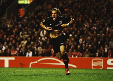 El 29 de abril de 2010 el Atlético jugó ante el Liverpool el partido de semifinales vuelta de Europa League. En la ida, en un Calderón lleno, el equipo madrileño se impuso por 1-0, con gol de Forlán. El Atlético, entrenado por Quique Sánchez Flores, pasó a la final sufriendo lo indecible en el mítico Anfield. Aquilani adelantó al Liverpool en el minuto 43 y el partido se fue a la prórroga. El equipo inglés hizo el 2-0 por mediación de Benayoun en el minuto 95 y Forlán, en el minuto 102, hizo el 2-1 definitivo. La imagen de Forlán quitándose la camiseta celebrando el gol es historia del Atlético. Los rojiblancos formaron con De Gea; Valera, Domínguez, Perea, Antonio López; Reyes, Assunçao (Jurado, 99’), Raúl García, Simao; Forlán (Camacho, 117’) y Agüero (Salvio, 121’). El Atlético ganó la Europa League al imponerse en Hamburgo al Fulham por 2-1. Fue el inicio de una etapa gloriosa del equipo rojiblanco en Europa. 