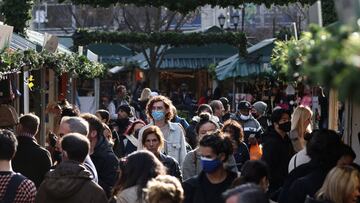 People walk in the Union Square Holiday Market as the Omicron coronavirus variant continues to spread in Manhattan, New York City, U.S., December 17, 2021. REUTERS/Andrew Kelly