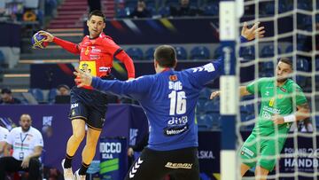 Ángel Fernández Pérez (i), de España, y el portero Nebojsa Simic (c), de Montenegro, en acción durante el partido del grupo A del Campeonato Mundial Masculino de Balonmano IHF 2023 entre España y Montenegro, en Cracovia, Polonia, el 12 de enero de 2023.