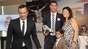 Cristiano, junto a su familia y Jorge Mendes.