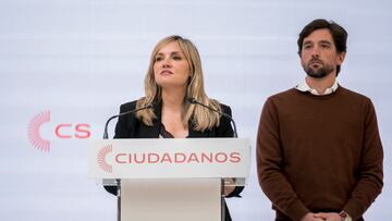 La candidata de Ciudadanos a la Presidencia de la Comunidad de Madrid, Aruca G¨®mez (i) y el secretario general de Ciudadanos, Adri¨¢n V¨¢zquez (d), durante una rueda de prensa tras la reuni¨®n del Comit¨¦ Permanente de la formaci¨®n liberal en la sede nacional del partido, a 29 de mayo de 2023, en Madrid (Espa?a). Ciudadanos firm¨® ayer otra jornada electoral catastr¨®fica, confirmando su hundimiento al quedarse fuera de todos los parlamentos auton¨®micos en liza y desapareciendo tambi¨¦n de la capital, Madrid.
29 MAYO 2023;CIUDADANOS;28M;MADRID;HUNDIMIENTO
A. P¨¦rez Meca / Europa Press
29/05/2023