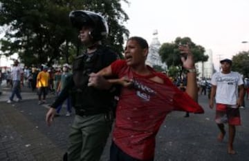 Las protestas continúan en el país suramericano dejando decenas de heridos y una multitud que grita contra las políticas actuales.