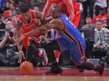 Jimmy Butler ante Serge Ibaka.