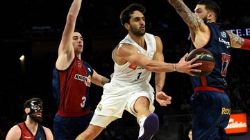 Campazzo (Real Madrid) entra a canasta entre Vildoza y Poirier (Baskonia).