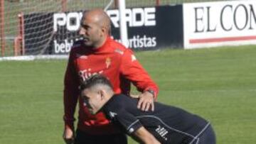 Abelardo se preocupa por Sanabria tras sufrir unas molestias en el entrenamiento del Sporting de Gijón en Mareo.