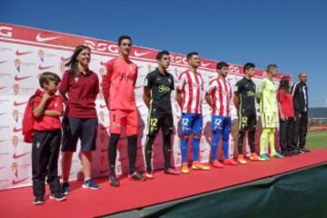 La nueva equipación del Sporting de Gijón sigue respetando su tradicional rojiblanco.