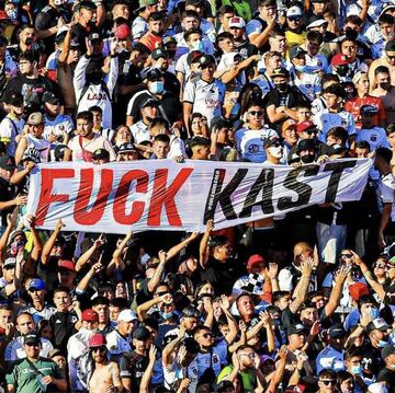 Foto del lienzo con alusión política en el Estadio Monumental.