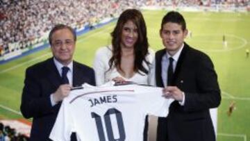 James Rodríguez, durante su presentación como jugador del Real Madrid junto a su esposa y Florentino Pérez.