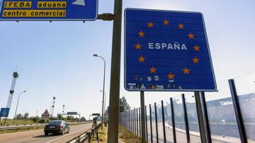 GRAF6098. CAYA (BADAJOZ), 01/05/2021.- Un coche circula por la autovía de Caya (Badajoz), tras la reapertura de la frontera lusa, cerrada desde el pasado 31 de enero debido a la pandemia. EFE/Jero Morales