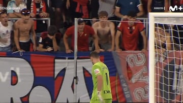 La grada, insultando a Simón.