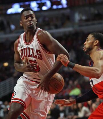 Bobby Portis pierde el control ante la presión de Garrett Temple.