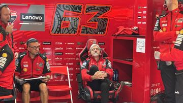 Gigi Dall'Igna en el box del Ducati Lenovo.
