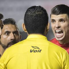 Cruz Azul vence a Querétaro con polémica arbitral