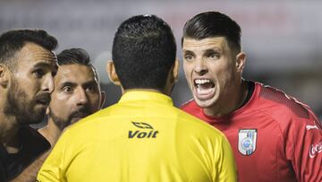 Cruz Azul vence a Querétaro con polémica arbitral