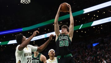 Hugo Gonzalez, a punto de hacer un mate ante la mirada de Derik Queen en el Celtics-Pelicans.