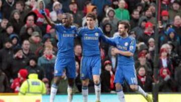 Ramires, Óscar y Mata celebran el empate en Old Trafford.