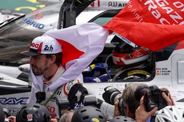 El piloto espa?ol Fernando Alonso celebra la victoria.