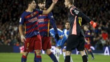 Suárez y Piqué discuten con Pau.