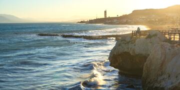 Se trata de una amplia playa que tiene una extensión de más de 1 kilómetros de longitud y 40 m de anchura media. Durante la época estival su ocupación es bastante alta, por lo que es recomendable acudir temprano para coger buen sitio.  Es una playa muy familiar gracias al fácil acceso y a los servicios de ocio y entretenimiento que ofrece. Cuenta con varios parques infantiles perfectos para que los más pequeños puedan disfrutar de la playa, además de un pequeño parque acuático flotante para divertirse mientras se disfruta de un buen baño. Acompaña a esta playa un hermoso sendero costero que llega hasta la ciudad de Málaga, a unos 10 kilómetros aproximadamente.