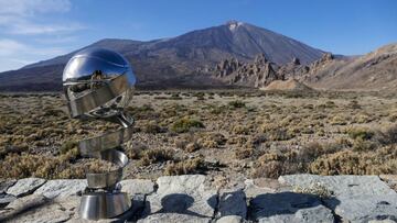 El trofeo de la Supercopa Endesa preside esta espectacular imagen en Tenerife con el Teide de fondo.