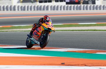 El español Augusto Fernández se ha convertido en el campeón del mundo de Moto2 en el Circuito Ricardo Tormo en el Gran premio de la Comunidad Valenciana.