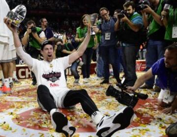 Andrés Nocioni posa en el parqué con su trofeo de MVP y la Copa de la Euroliga.