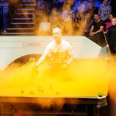 Polvo naranja sobre la mesa en el Mundial de snooker